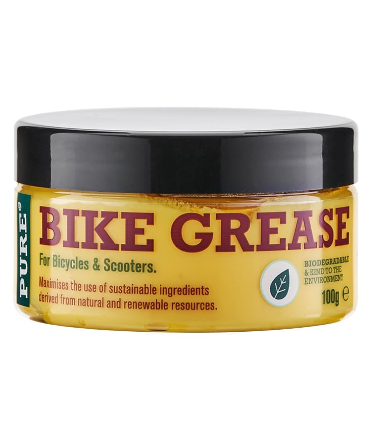 Pure-Bike-Grease-100g.jpg En rund behållare med cykelfett av märket Pure för cyklar och skotrar, med svart lock och gul etikett som framhäver dess biologiskt nedbrytbara och hållbara ingredienser. Nettovikten är 100 gram.