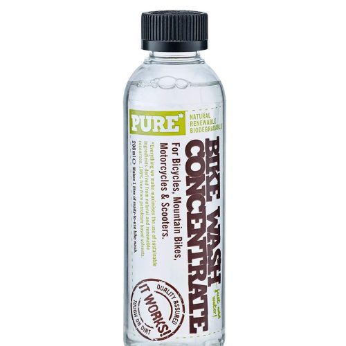 En genomskinlig plastflaska märkt "Pure Bike Wash Concentrate" med svart lock; texten säger att den är avsedd för cyklar, mountainbikes, motorcyklar och skotrar. Andra etiketter nämner "naturlig", "biologiskt nedbrytbar" och "det fungerar!".