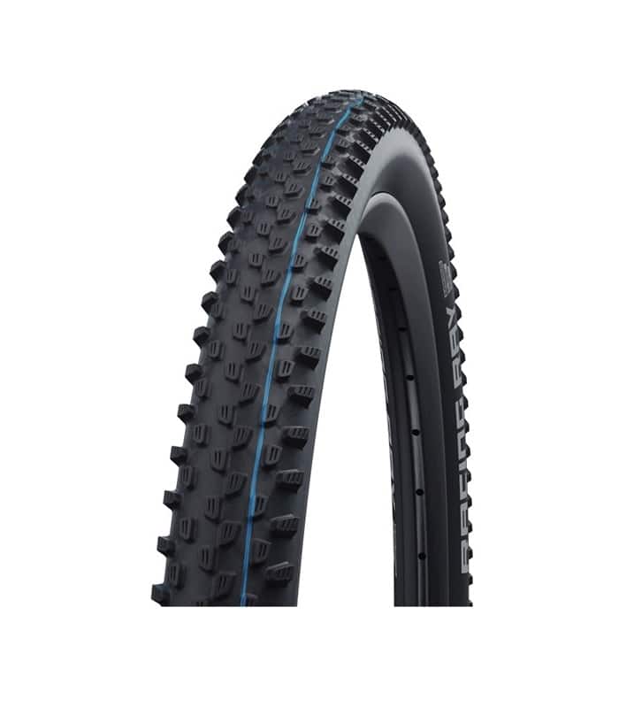 Racing-Ray-EVO-29.jpg Ett svart mountainbikedäck med markerad slitbana och en subtil blå rand längs sidan. Däcket visas mot en enfärgad vit bakgrund.