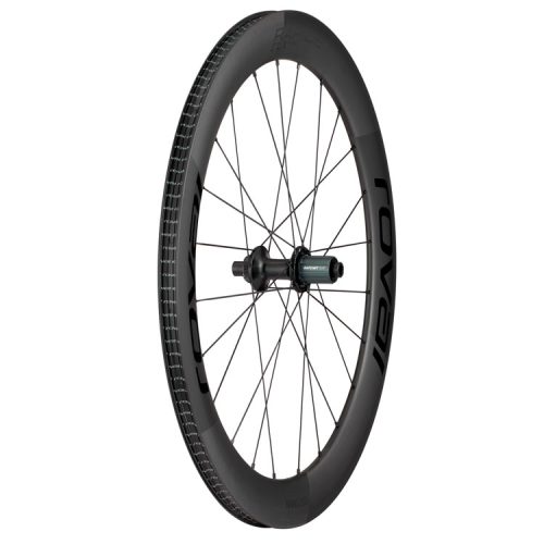Ett svart cykelhjul i kolfiber med djupt profilerad fälg, svarta ekrar och synligt nav. Ordet "Roval" är tryckt på fälgen. Hjulet är isolerat mot en vit bakgrund.