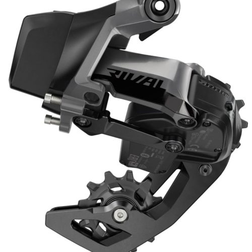 En närbild av en SRAM Rival eTap AXS bakväxel, med dess metalliska kropp, svarta jockeyhjul och synliga logotyp på sidan, fotograferad mot en vit bakgrund.