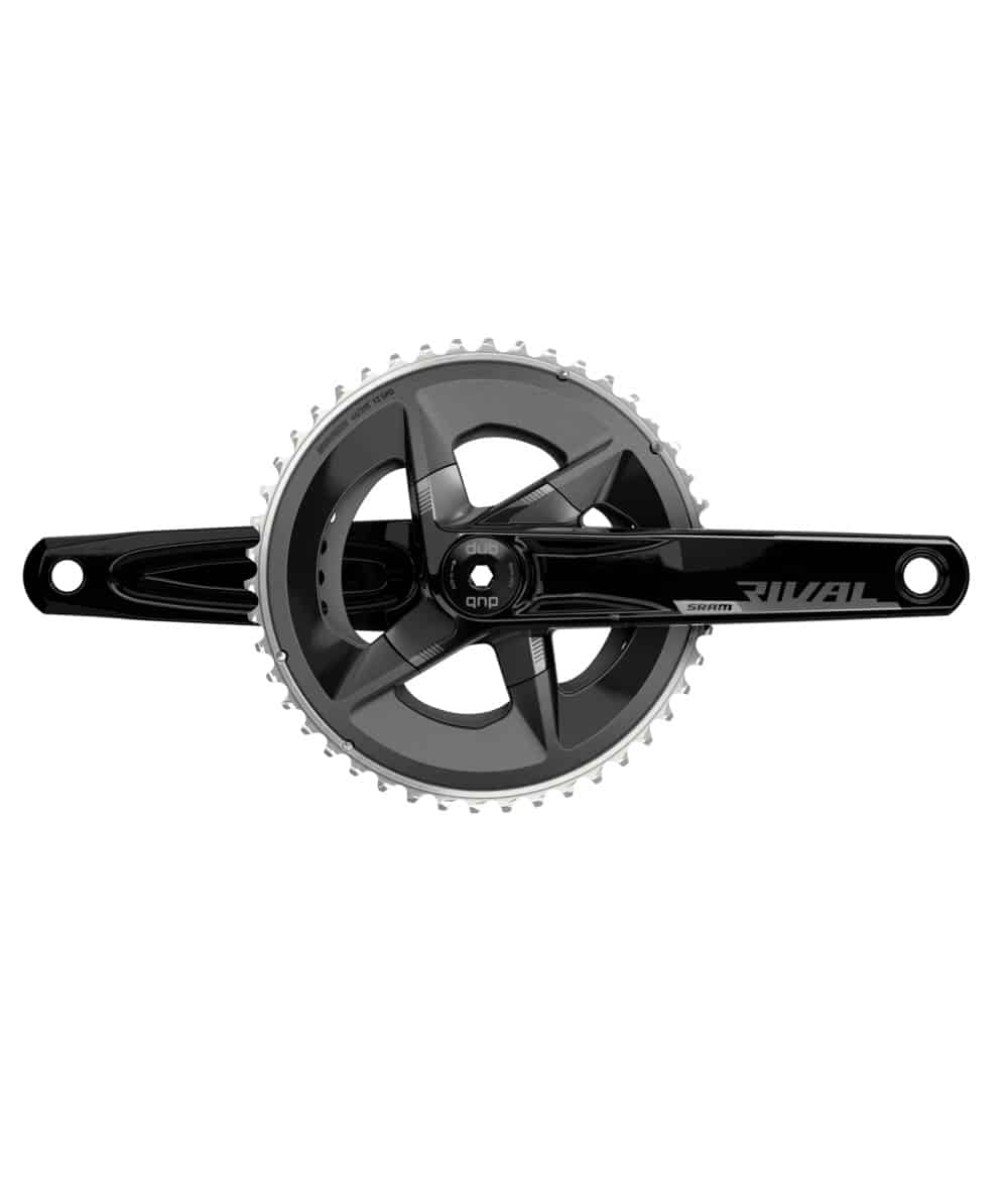 Rival-axs-2x12-1.jpg Ett svart och silverfärgat SRAM Rival cykelvevställ med två vevstakar och en stor kedjering, mot en vit bakgrund, sett rakt uppifrån.