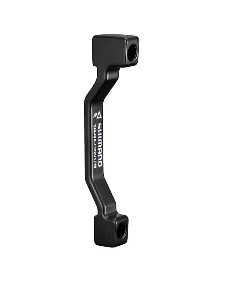 SM-MAF-203-PPMA.jpg En svart Shimano-skivbromsadapter för cyklar med vit text, två monteringshål i vardera änden och vinklad design.