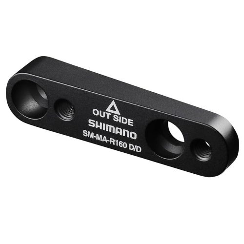 En svart Shimano SM-MA-R160 D/D metalladapter med tre hål och vit tryckt etikett, märkt "OUT SIDE". Föremålet är utformat för användning med skivbromsar för cyklar.