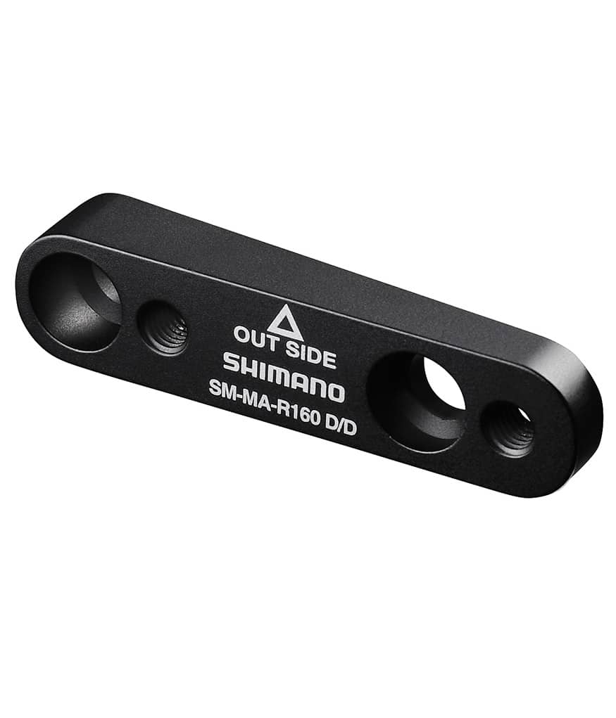 SM-MAR160-adapter.jpg En svart Shimano SM-MA-R160 D/D metalladapter med tre hål och vit tryckt etikett, märkt "OUT SIDE". Föremålet är utformat för användning med skivbromsar för cyklar.