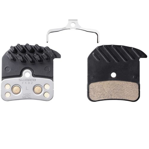 Två svarta Shimano skivbromsbelägg med en silverfärgad metallfjäderklämma, visade framifrån och bakifrån. Beläggen har en metallkonstruktion och kylflänsar för värmeavledning.