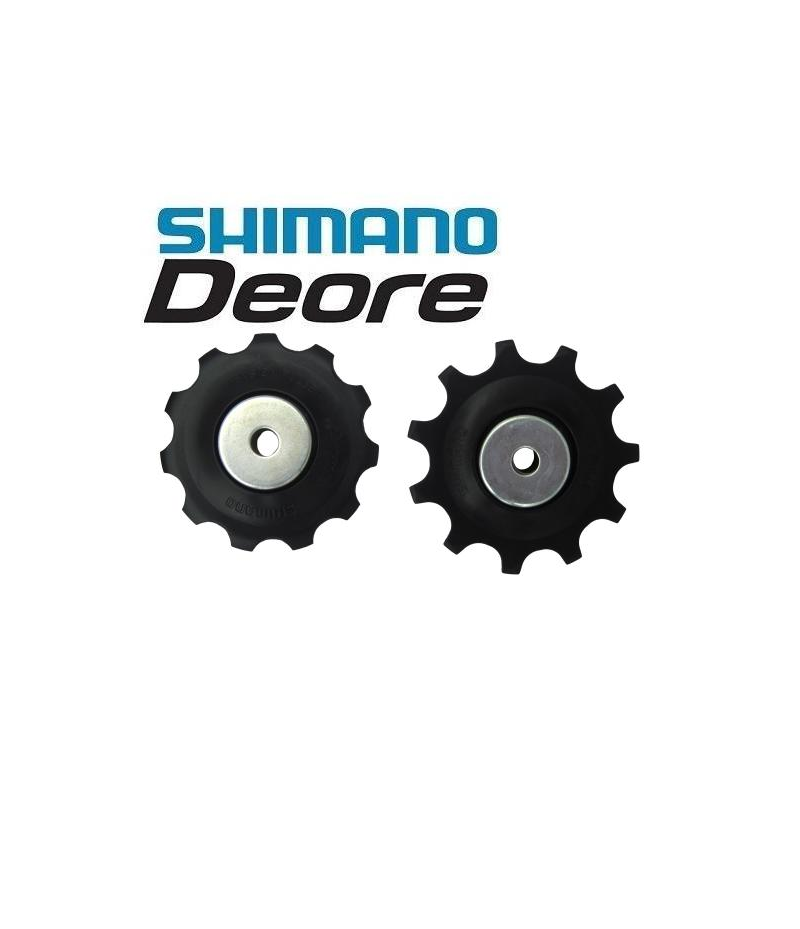 Shimano-Deore-Rulltrissor-m6000.png Två svarta kuggremskivor med metallcentrum visas under logotypen "Shimano Deore" på en vit bakgrund.