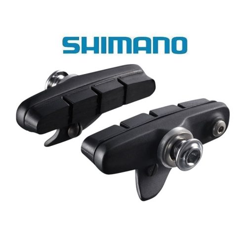 Två svarta Shimano-bromsbelägg för cyklar visas sida vid sida på en vit bakgrund