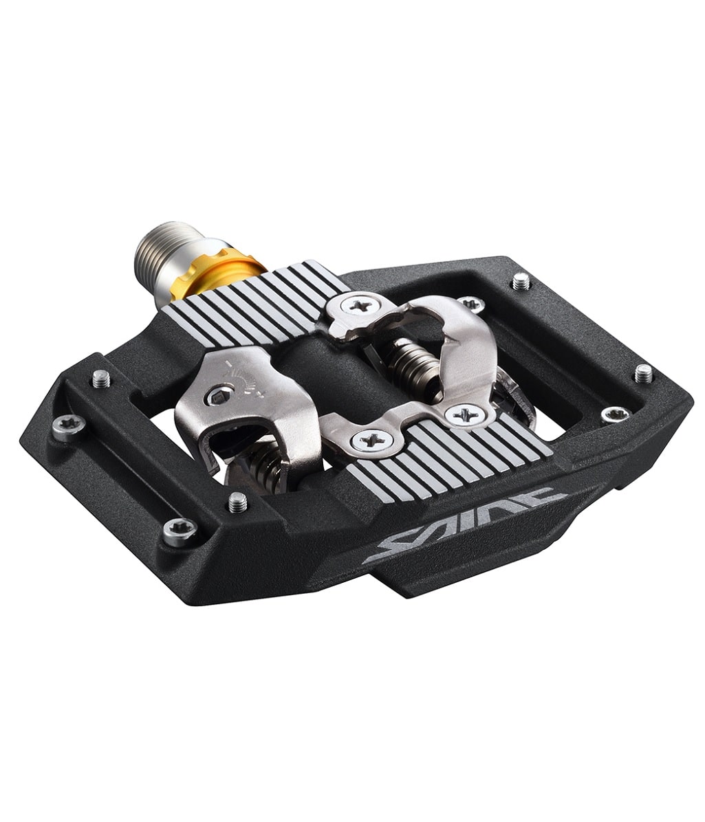 Shimano-PD-M821.jpg En svart och silverfärgad mountainbikepedal med en clipless-mekanism, metallplattform och synligt varumärke som lyder "SAINT" på sidan. Pedalen har en guldfärgad accent på spindeln.