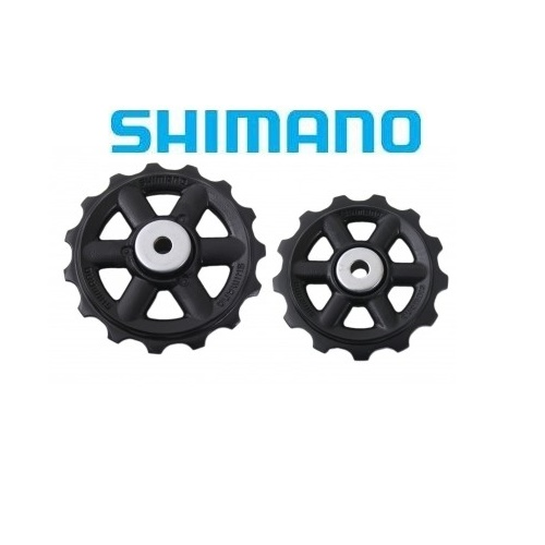 Två svarta Shimano-cykelväxelhjul, det ena större än det andra, visas sida vid sida på en vit bakgrund med den blå Shimano-logotypen ovanför dem.