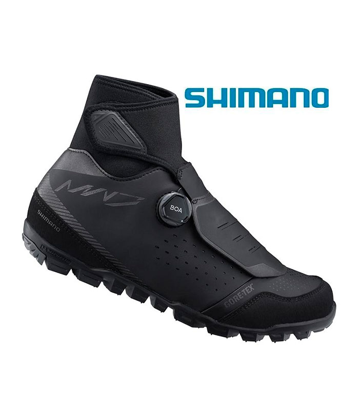Shimano-SH-MW701-haller-fotterna-torra-och-varma.jpg En svart Shimano cykelsko med en robust sula
