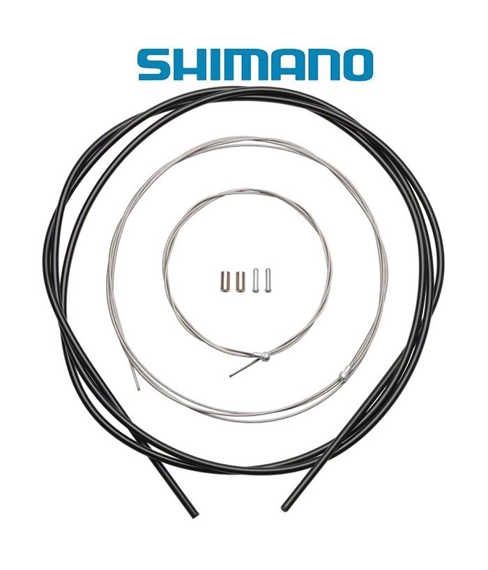 Shimano-SLR-bromsvajerset-for-Racer.jpg En bromsvajersats för cykel av märket Shimano med svart hölje, silverfärgade innervajrar och små metallvajerändar prydligt placerade på en vit bakgrund.