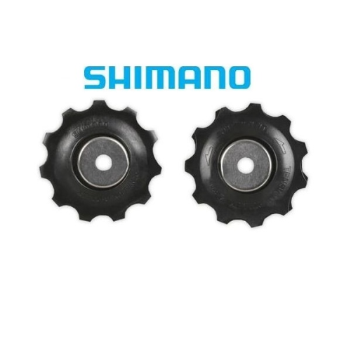Två svarta Shimano-cykelväxelhjul med metallcentrum visas sida vid sida mot en vit bakgrund. Den blå Shimano-logotypen visas ovanför hjulen.