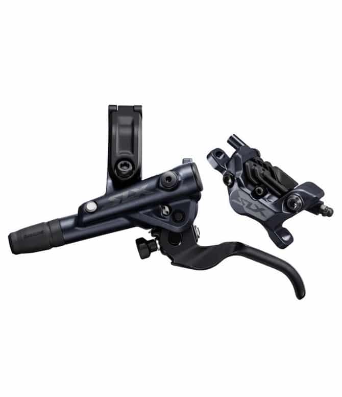 Shimano-SLX-M7120-broms.jpg En närbild av en svart hydraulisk mountainbike-bromshandtags- och bromsokuppsättning mot en vit bakgrund. Komponenterna har en matt finish och synliga monteringspunkter.