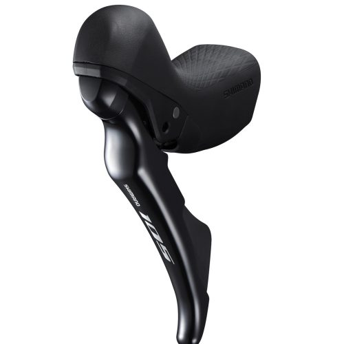 En svart Shimano 105 cykelväxel- och bromsspak visas mot en vit bakgrund. Spaken har en strukturerad yta på huven och Shimano 105-logotypen tryckt på sidan.