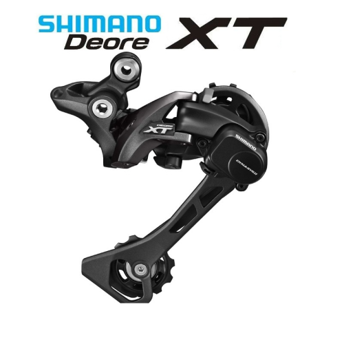 En Shimano Deore XT-bakväxel visas mot en vit bakgrund med logotypen "Shimano Deore XT" ovanför.