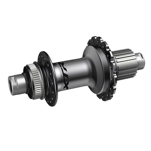 Ett bakre cykelnav i metall med flänshål för ekrar, splines för växelfäste och SHIMANO-märke synligt på den cylindriska kroppen. Navet har spår för montering av kassett.