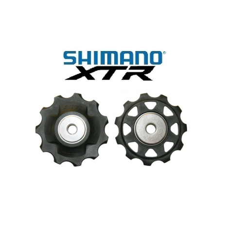Två Shimano XTR cykelväxelhjul visas, det ena med en solid design och det andra med en spoked design, båda med metallcentrum. Shimano XTR-logotypen visas ovanför dem.