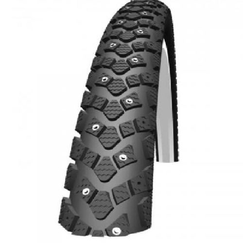 Ett svart cykeldäck med djupt, robust mönster och synliga metalldubbar inbäddade i gummit, utformat för bättre grepp på snö eller is, mot en vit bakgrund.