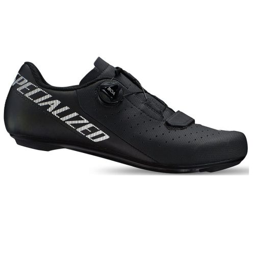 En svart cykelsko med låg profil, enkel BOA-knäppning, perforerad ovandel för ventilation och "SPECIALIZED"-märket i vita diagonala bokstäver på sidan. Skon har en elegant, aerodynamisk design.
