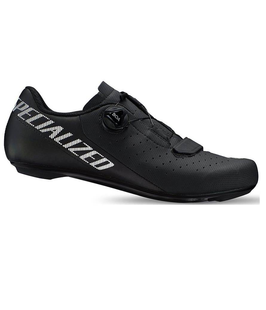 Spec-Torch-10-svart.jpg En svart cykelsko med låg profil, enkel BOA-knäppning, perforerad ovandel för ventilation och "SPECIALIZED"-märket i vita diagonala bokstäver på sidan. Skon har en elegant, aerodynamisk design.