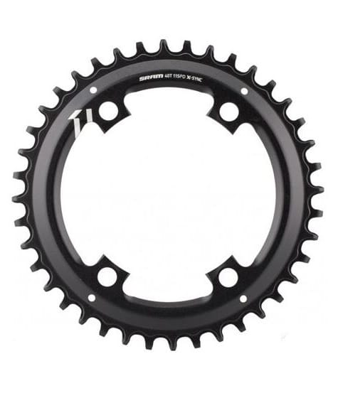 Sram-Apex-Xsync.jpg En svart SRAM 44-tandad X-SYNC-kedjekrans med fyra bulthål, som används för drivlinor på cyklar. Siffran "11" och varumärkesmarkeringar är synliga på den övre delen av kedjehjulet.