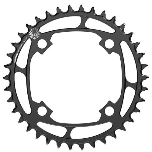 En svart cykelkedjekrans med jämnt fördelade tänder och fyra bulthål för montering, sedd uppifrån mot en vit bakgrund.