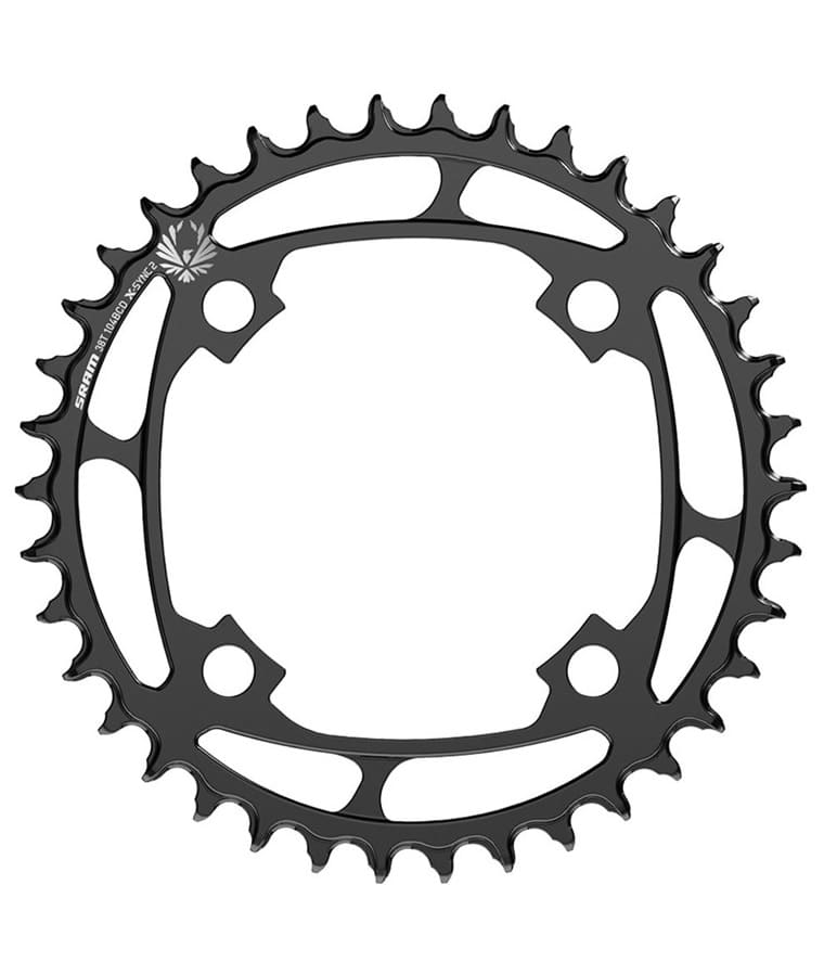 Sram-Framklinga-Xsync-steel-104-38.jpg En svart cykelkedjekrans med jämnt fördelade tänder och fyra bulthål för montering