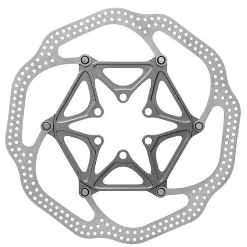 Närbild av en skivbromsrotor för cykel med en silverfärgad, vågformad ytterring och en geometrisk, sexarmad central monteringsstruktur. Rotorn har flera små hål för värmeavledning.