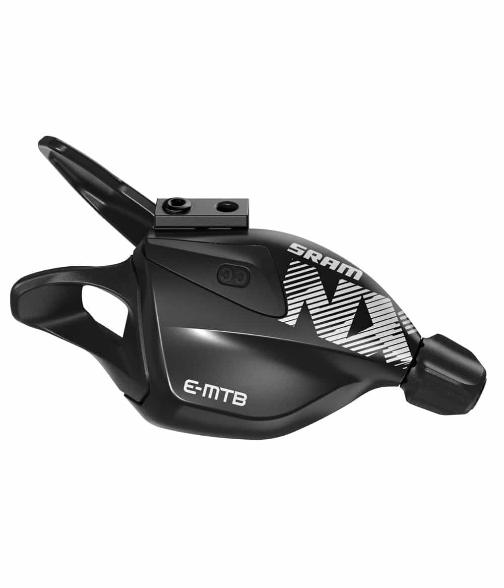 Sram-NX-Eagle-12-trigger.jpg Närbild av en svart SRAM NX E-MTB cykelväxel med vit varumärkestext, som visar spaken, monteringsfästet och justeringsratten mot en vit bakgrund.