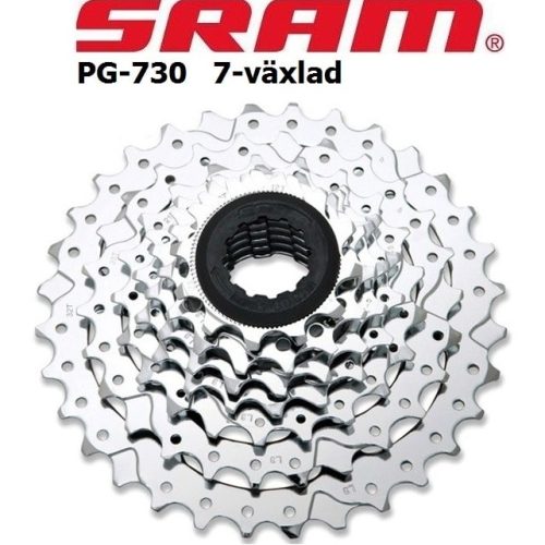 En silverfärgad 7-växlad SRAM PG-730 cykelkassett visas med svart mitt. Ovanför den står texten "SRAM PG-730 7-växlad" i röda och svarta bokstäver.