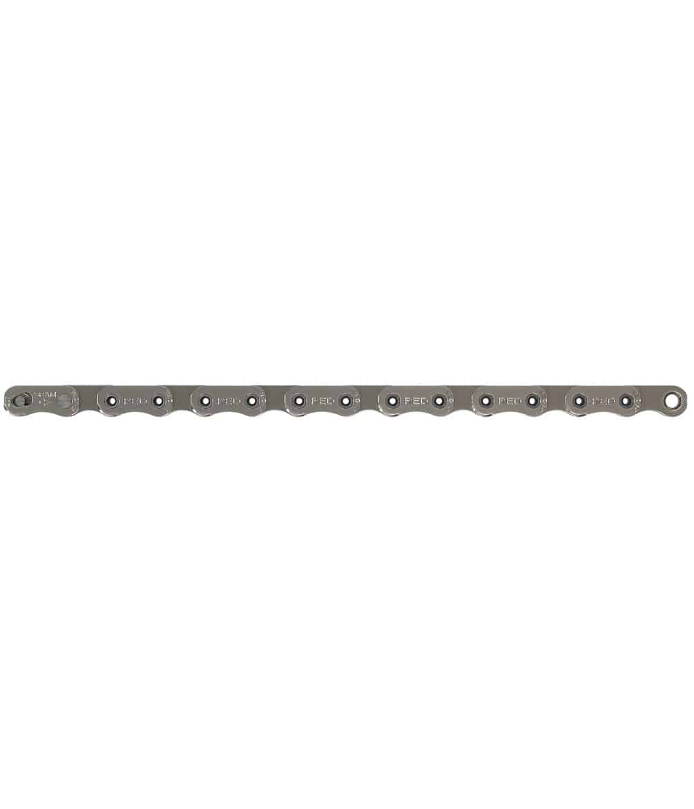 Sram-Red-AXS-flattop.jpg En cykelkedja i metall är utlagd i en rak horisontell linje mot en vit bakgrund. Kedjans länkar och nitar är tydligt synliga.