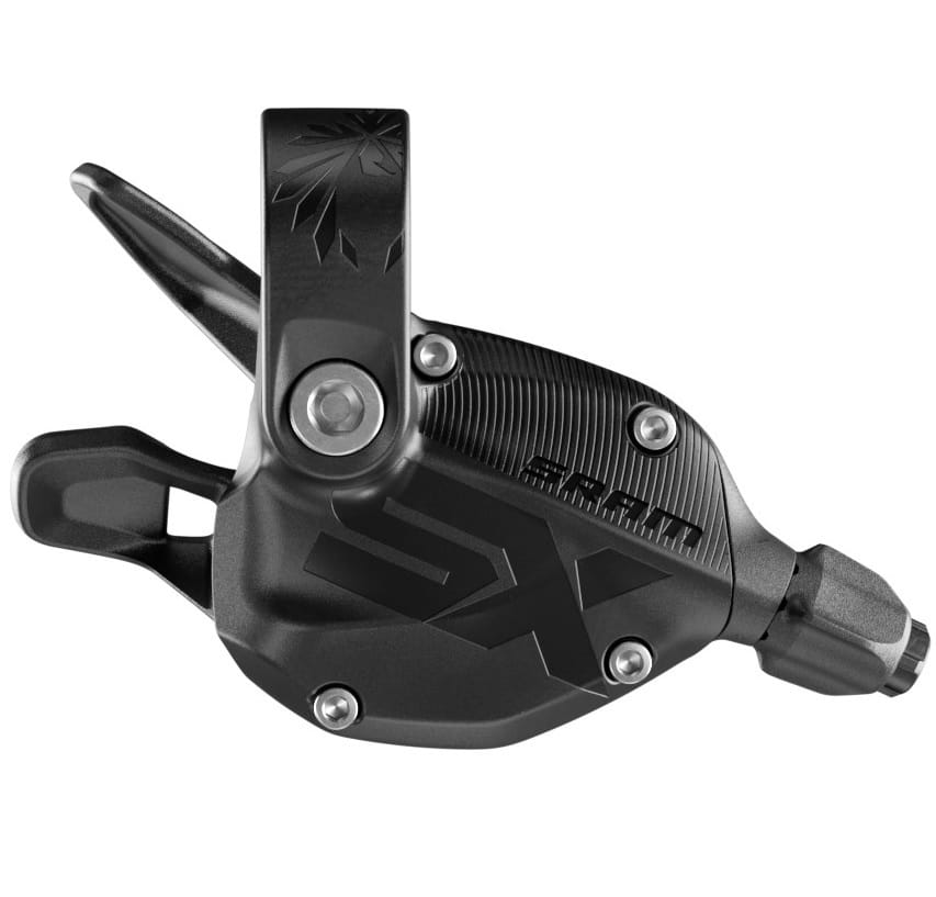 Sram-SX-Eagle-12-Trigger.jpg En svart SRAM SX Eagle cykelväxel med texturerad yta, synliga bultar och en ingraverad SRAM-logotyp, sedd från sidan mot en vit bakgrund.