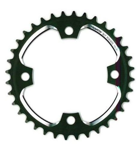 En cykelkedjekrans i svart metall med fyra bulthål och jämnt fördelade tänder runt kanten, sedd uppifrån mot en vit bakgrund.