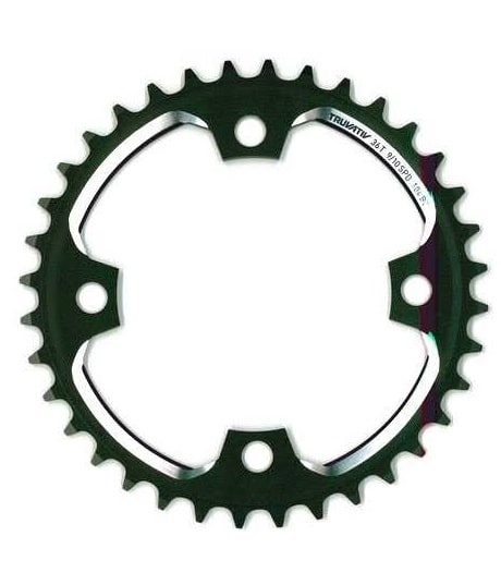 Sram-X01DH-1-10.jpg En cykelkedjekrans i svart metall med fyra bulthål och jämnt fördelade tänder runt kanten, sedd uppifrån mot en vit bakgrund.