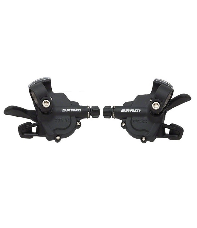 Sram-X4-Trigger-3x8-1.jpg Ett par svarta SRAM-växlar för cyklar med synliga spakar och justeringsknappar, placerade sida vid sida mot en vit bakgrund.