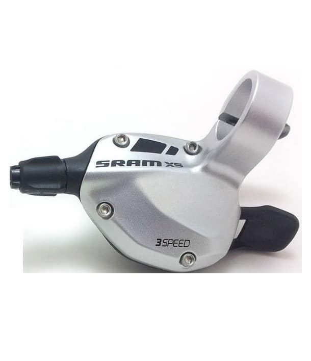 Sram-X5-Trigger-3-vxl-silver.jpg En silverfärgad SRAM X5 3-växlad cykelväxel med svart spak och monteringsklämma, mot en vit bakgrund.