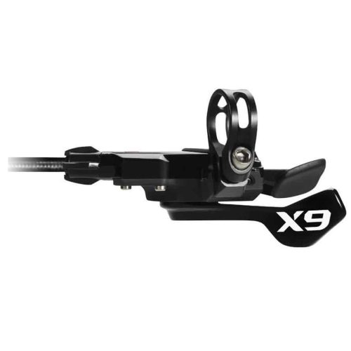 En närbild från sidan av en svart cykelväxel med en spak märkt "X9". Växeln är kopplad till en kabel och har ett cirkulärt monteringsfäste.