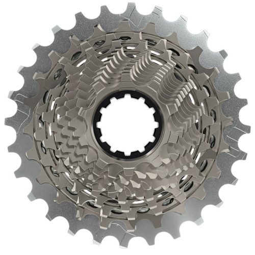 En närbild, uppifrån och ned, av en silverkassett för cykel med flera kugghjul som är placerade koncentriskt och visar detaljerade tänder och kuggstruktur.