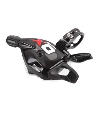 Sram-XO-Trigger-3-vx.jpg En svart cykelväxel märkt "X0" och "2 SPEED", med en klämma för fastsättning på styret och två spakar för växling. Växeln har en elegant, kompakt design med vita och röda markeringar.
