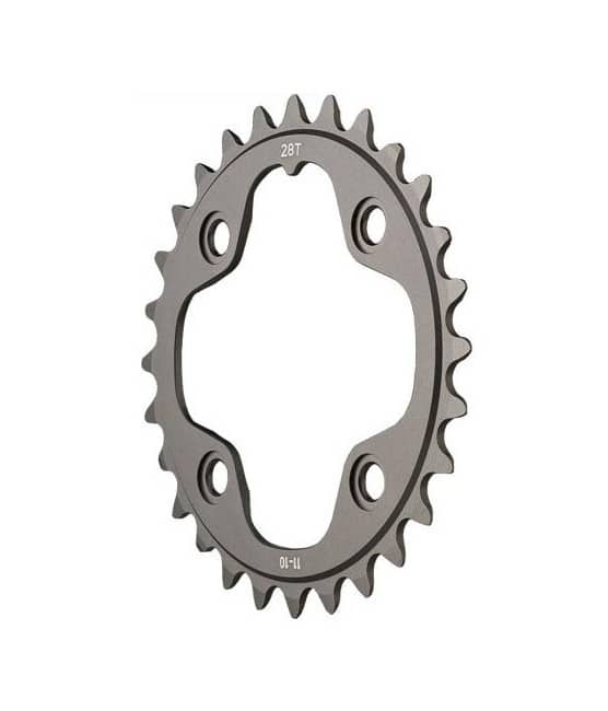 Sram-XX-2-10-inre.jpg En cykelkedja i metall med 28 tänder, fyra hål för monteringsbultar och en yta i mörkt silver, fotograferad mot en vit bakgrund.