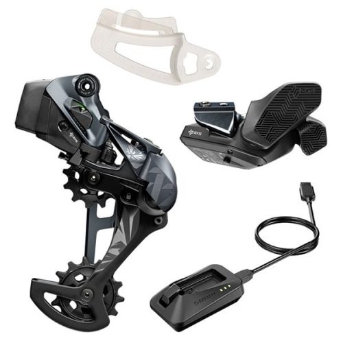 SRAM elektronisk cykelväxelsats med en bakväxel, en växelspak, en laddare med kabel och en kedjestyrning i plast, allt mot en vit bakgrund.