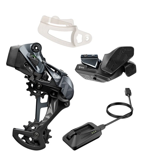 Sram-XX1-Eagle-AXS-uppgradering-kit-22.jpg SRAM elektronisk cykelväxelsats med en bakväxel, en växelspak, en laddare med kabel och en kedjestyrning i plast, allt mot en vit bakgrund.