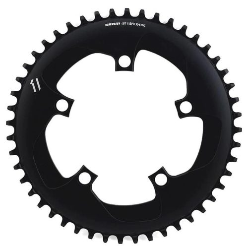 En svart cykelkedjekrans med 48 tänder, fem bulthål och vitt varumärke på ovansidan och vänstersidan. Designen omfattar böjda utskärningar mellan bulthålen.
