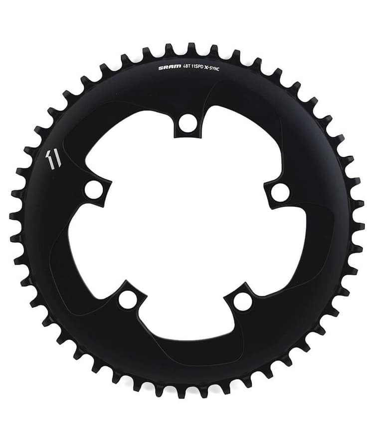Sram-Xsync-11-50.jpg En svart cykelkedjekrans med 48 tänder, fem bulthål och vitt varumärke på ovansidan och vänstersidan. Designen omfattar böjda utskärningar mellan bulthålen.