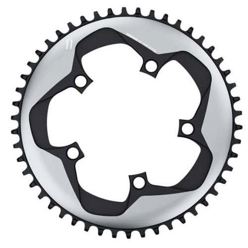 Närbild av en cykelkedja med fyra monteringshål och jämnt fördelade tänder runt kanten, mot en vit bakgrund.