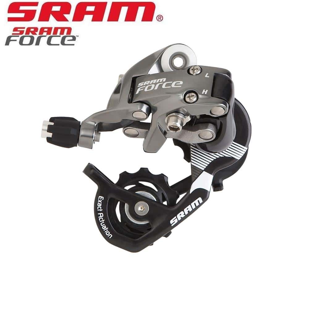 Sram-force-2x10-bakvaxel.jpg En SRAM Force-bakväxel för cykel visas mot en vit bakgrund med "SRAM Force"-märket i det övre vänstra hörnet. Bakväxeln har svarta, silverfärgade och vita komponenter, och märkningen är synlig på delarna.