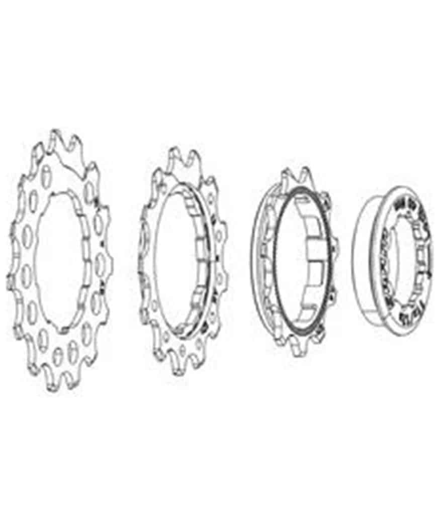Sram-klingor-PG1210-1230.jpg Linjeteckning av fyra mekaniska kugghjul eller kedjehjul av varierande storlek, placerade i en rad från vänster till höger, vart och ett med ett centralt hål och tydliga tänder eller skåror runt kanterna.