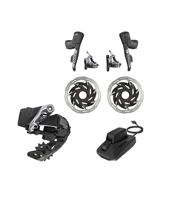 Sram-red-axs-etap2.png En cykelgrupp bestående av två växlar, två skivbromsrotorer, en bakväxel, två bromsok och en laddningsstation med kabel, allt mot en vit bakgrund.