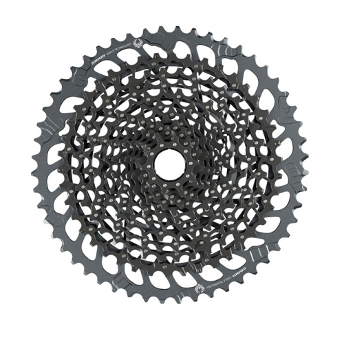 En närbild av en svart cykelkassett med flera kedjehjul av varierande storlek som är placerade i ett koncentriskt cirkelmönster.
